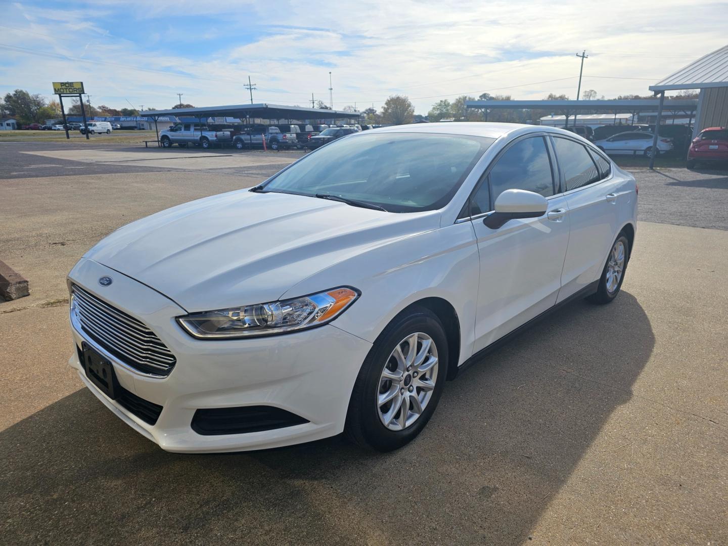 2016 WHITE Ford Fusion S (1FA6P0G70G5) with an 2.5L L4 DOHC 16V engine, 6-Speed Automatic transmission, located at 533 S Seven Points BLVD, Seven Points, TX, 75143, (430) 255-4030, 32.313999, -96.209351 - Photo#0